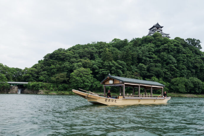 犬山市のまちづくりの一環として、HACHI KAGUが鵜飼遊覧船「若あゆ丸」を改修